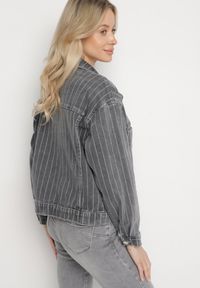 Born2be - Szara Kurtka Jeansowa w Paski z Kieszeniami Ravilune. Okazja: na co dzień, na spacer. Kolor: szary. Materiał: jeans. Długość rękawa: długi rękaw. Długość: długie. Wzór: paski. Styl: klasyczny, elegancki, casual #5