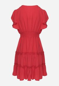 Renee - Czerwona Taliowana Sukienka Mini Ozdobiona Falbankami Salleni. Okazja: na co dzień. Typ kołnierza: kołnierz z falbankami. Kolor: czerwony. Materiał: wiskoza. Wzór: aplikacja. Styl: casual. Długość: mini #8
