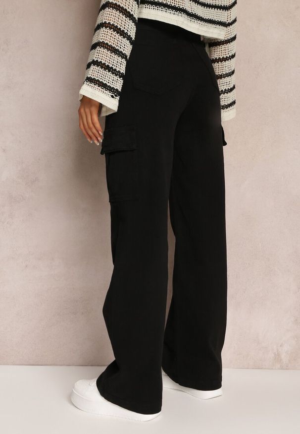 Renee - Czarne Jeansy Cargo High Waist z Kieszeniami Anora. Stan: podwyższony. Kolor: czarny. Wzór: aplikacja