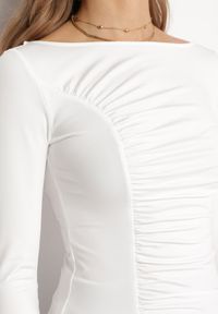 Born2be - Biała Bluzka Ozdobiona Modnym Marszczeniem Arelissa. Kolor: biały. Materiał: materiał. Długość rękawa: długi rękaw. Długość: długie. Wzór: aplikacja