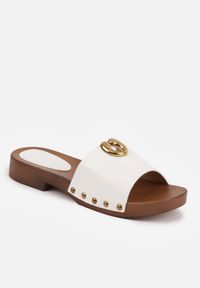 Born2be - Białe Klapki z Metaliczną Ozdobą i Nitami Noriche. Okazja: na co dzień. Kolor: biały. Wzór: aplikacja. Styl: casual, klasyczny #5