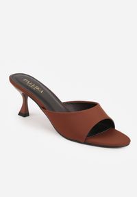 Renee - Jasnobrązowe Eleganckie Klapki Peep Toe na Klepsydrowym Obcasie Jilthine. Nosek buta: otwarty. Kolor: brązowy. Materiał: satyna. Sezon: lato. Obcas: na obcasie. Styl: elegancki. Wysokość obcasa: średni #3