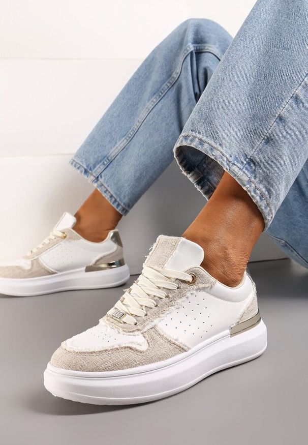 Renee - Biało-Beżowe Sneakersy Ozdobione Wstawkami z Materiału i Aplikacją z Cyrkonii Eephira. Zapięcie: sznurówki. Kolor: biały. Materiał: materiał. Wzór: aplikacja. Obcas: na obcasie. Wysokość obcasa: niski