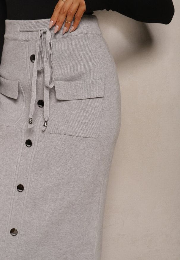 Renee - Jasnoszara Spódnica Ołówkowa z Kaszmirem High Waist z Ozdobnymi Guzikami i Kieszeniami Edithwen. Okazja: na co dzień. Stan: podwyższony. Kolor: szary. Materiał: kaszmir. Styl: elegancki, casual, klasyczny
