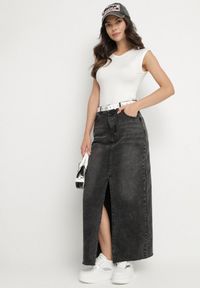 Born2be - Czarna Ołówkowa Spódnica Jeansowa z Rozcięciem z Przodu Limirea. Okazja: na co dzień. Kolor: czarny. Materiał: jeans. Styl: casual #6