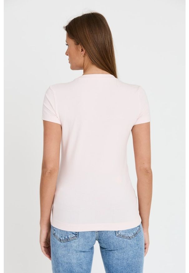 Guess - GUESS Różowy t-shirt Floral Triangle Tee. Kolor: różowy
