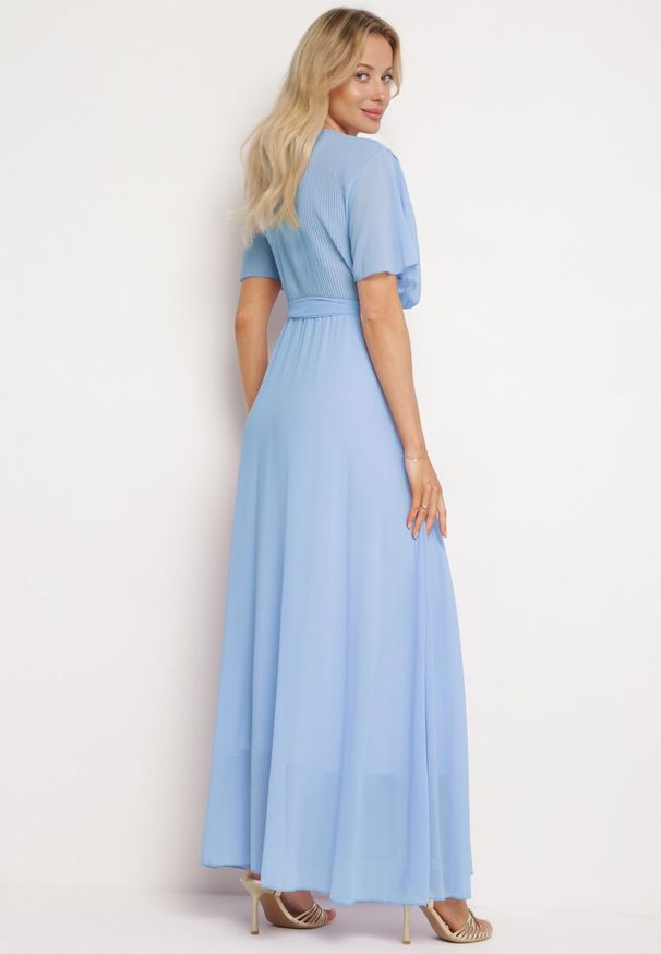 Born2be - Niebieska Kopertowa Sukienka z Gumką w Pasie i Plisowaną Górą Davitri. Kolor: niebieski. Materiał: materiał. Długość rękawa: krótki rękaw. Typ sukienki: kopertowe. Długość: maxi
