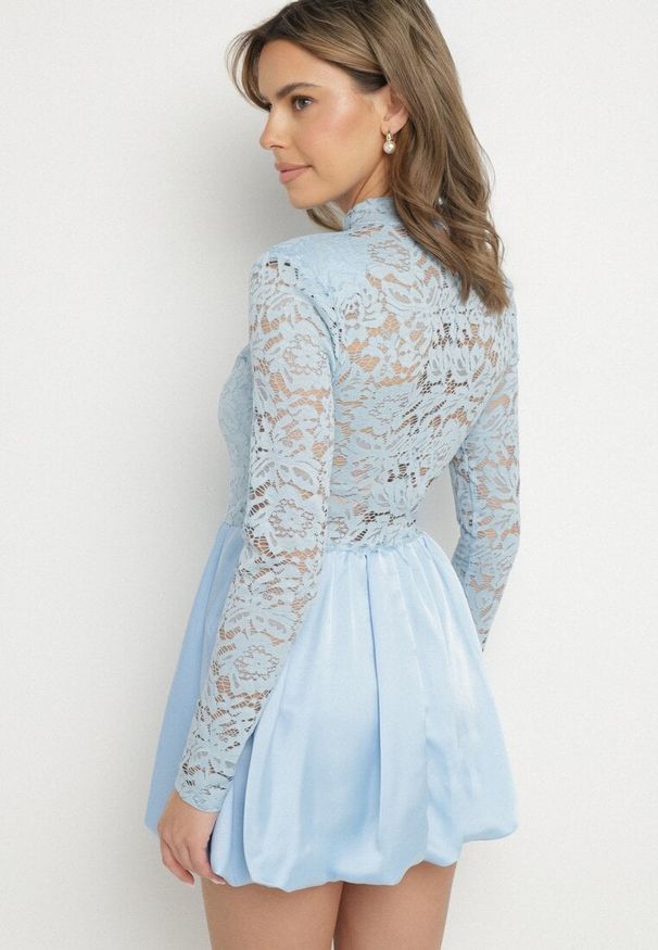 Born2be - Niebieska Rozkloszowana Sukienka o Kroju Bombki z Koronką i Wycięciem Desarilla. Okazja: na co dzień. Typ kołnierza: kołnierzyk stójkowy. Kolor: niebieski. Materiał: koronka. Długość rękawa: długi rękaw. Wzór: koronka. Typ sukienki: bombki. Styl: casual