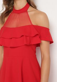 Born2be - Czerwona Rozkloszowana Sukienka z Dekoltem ze Stójką i Siateczką Prantia. Okazja: na imprezę. Typ kołnierza: kołnierzyk stójkowy. Kolor: czerwony. Styl: elegancki #2