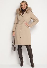Born2be - Beżowa Kurtka Parka Długa ze Ściągaczami i Futerkiem Odpinanym Delanira. Okazja: na co dzień. Kolor: beżowy. Materiał: futro. Długość rękawa: długi rękaw. Długość: długie. Styl: klasyczny, casual, elegancki #5