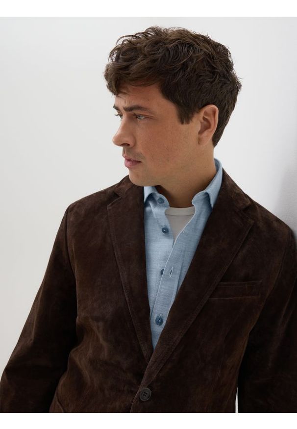 Reserved - Zamszowa marynarka - ciemnobrązowy. Kolor: brązowy. Materiał: zamsz