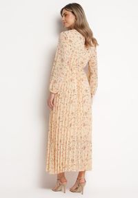 Born2be - Jasnopomarańczowa Sukienka Maxi z Gumką w Talii i Plisowanym Dółem Danora. Typ kołnierza: dekolt kopertowy. Kolor: pomarańczowy. Długość rękawa: długi rękaw. Typ sukienki: kopertowe. Długość: maxi #2