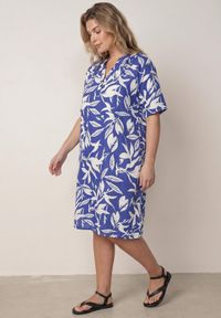 Born2be - Niebieska Pudełkowa Sukienka z Wiskozy w Roślinny Wzór z Guzikami przy Dekolcie Acosia. Okazja: na co dzień. Kolekcja: plus size. Kolor: niebieski. Materiał: wiskoza. Typ sukienki: proste, dla puszystych. Styl: elegancki, klasyczny, casual #8