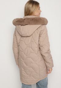 Born2be - Beżowa Klasyczna Kurtka z Pikowanymi Przeszyciami i Kapturem z Futerkiem Raffisa. Okazja: na co dzień. Kolekcja: plus size. Kolor: beżowy. Materiał: futro. Styl: klasyczny #4