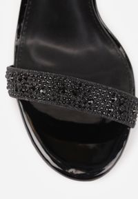 Born2be - Czarne Sandały na Geometrycznej Szpilce Ozdobione Cyrkoniami i Brokatem Aolenia. Okazja: na wesele, na imprezę, na ślub cywilny. Zapięcie: sprzączka. Kolor: czarny. Materiał: satyna. Wzór: geometria, aplikacja. Styl: klasyczny #9