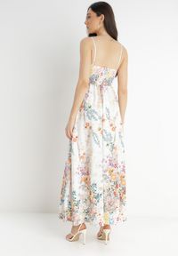 Born2be - Biała Sukienka Megeusa. Kolor: biały. Długość rękawa: na ramiączkach. Wzór: nadruk, kwiaty. Typ sukienki: dopasowane. Długość: maxi #4