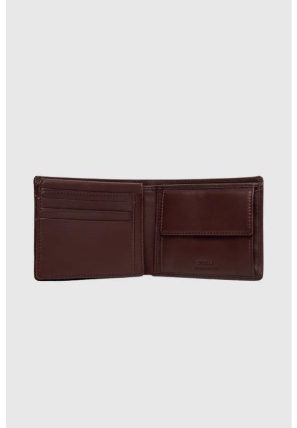 Guess - GUESS Brązowy portfel męski New Bosto Bifold. Kolor: brązowy. Materiał: skóra