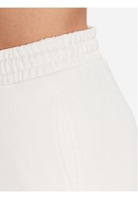 Guess Spodnie dresowe Dalya V3GB11 KAIJ1 Biały Regular Fit. Kolor: biały. Materiał: dresówka, bawełna #4