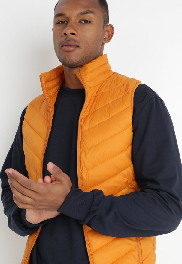 Born2be - Żółta Kamizelka Pikowana Fouquet. Typ kołnierza: kołnierzyk stójkowy. Kolor: żółty. Materiał: tkanina. Długość rękawa: bez rękawów. Wzór: jednolity, aplikacja. Sezon: wiosna, jesień. Styl: elegancki