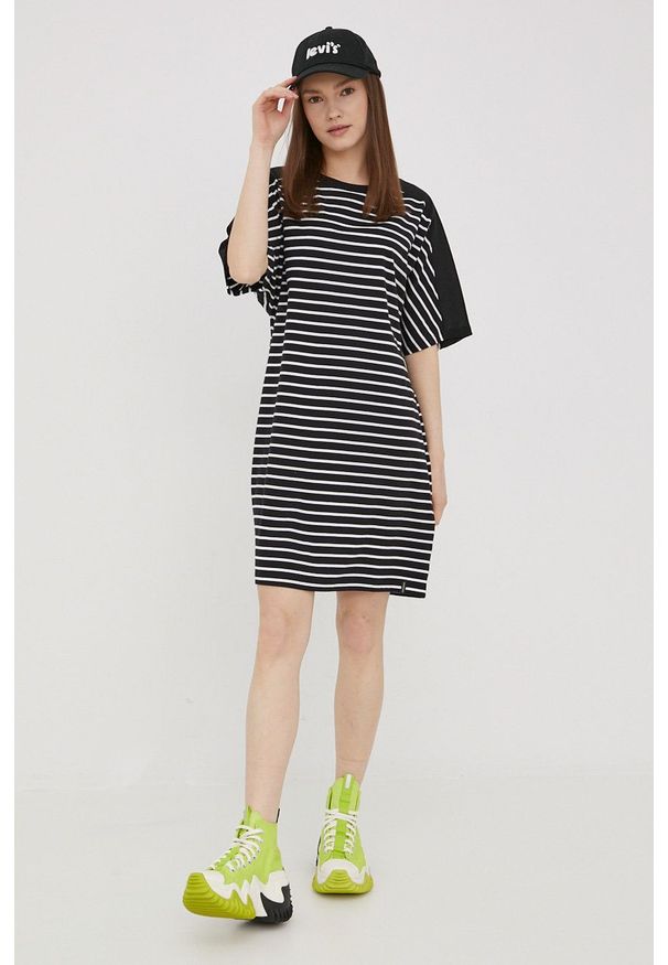 Superdry sukienka kolor czarny mini oversize. Kolor: czarny. Materiał: dzianina. Długość rękawa: krótki rękaw. Typ sukienki: oversize. Długość: mini