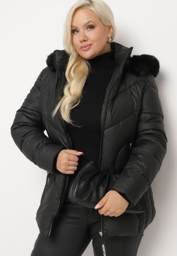 Born2be - Czarna Kurtka Pikowana z Odpinanym Kapturem i Futerkiem Ittella. Okazja: na spacer, na co dzień. Kolekcja: plus size. Kolor: czarny. Materiał: futro. Wzór: aplikacja. Sezon: zima. Styl: casual