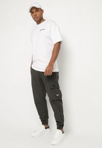 Born2be - Ciemnozielone Spodnie Dresowe w Stylu Cargo z Bawełny Niniviea. Okazja: do domu, na co dzień. Kolor: zielony. Materiał: bawełna, dresówka. Styl: casual #7