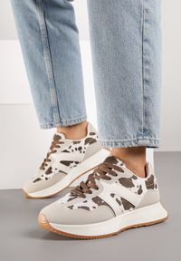 Born2be - Biało-Brązowe Płaskie Sneakersy w Krowie Łaty z Geometrycznym Wzorem Nawla. Nosek buta: okrągły. Zapięcie: sznurówki. Kolor: biały. Materiał: materiał. Wzór: geometria. Obcas: na obcasie. Wysokość obcasa: niski