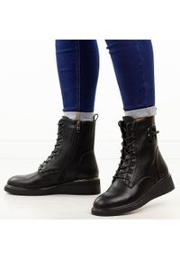 Czarne skórzane botki damskie T.Sokolski Z25-196. Okazja: na co dzień. Nosek buta: okrągły. Kolor: czarny. Materiał: skóra. Szerokość cholewki: normalna. Sezon: zima, jesień. Obcas: na obcasie. Styl: klasyczny, casual, elegancki #1