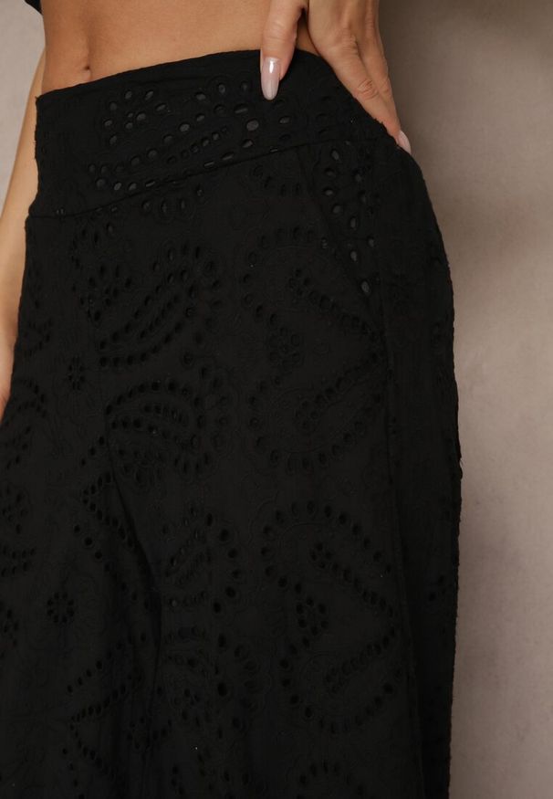 Renee - Czarne Ażurowe Spodnie z Bawełny High Waist o Szerokim Kroju Evinassa. Okazja: na co dzień, na spacer. Stan: podwyższony. Kolor: czarny. Materiał: bawełna. Wzór: ażurowy. Styl: elegancki, casual