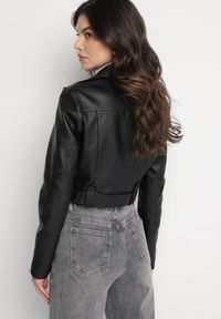 Born2be - Czarna Krótka Kurtka Ramoneska z Paskiem Ozdobionym Klamrą Mavine. Okazja: na co dzień. Kolor: czarny. Materiał: jeans. Długość rękawa: długi rękaw. Długość: krótkie. Wzór: aplikacja. Styl: casual, rockowy, elegancki #5