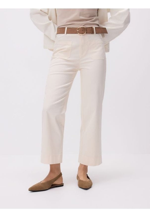 Reserved - Spodnie z paskiem - kremowy. Kolor: kremowy. Materiał: tkanina, bawełna