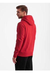 Ombre Clothing - Męska bluza z kapturem kangurka z nadrukiem w stylu college – czerwona V1 - Rozmiar: XXL. Okazja: na co dzień. Typ kołnierza: kaptur. Kolor: czerwony. Materiał: dzianina, poliester, materiał, dresówka, bawełna. Wzór: nadruk. Styl: klasyczny, casual, elegancki #3