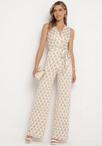 Born2be - Beżowy Taliowany Kombinezon z Kopertowym Dekoltem i Materiałowym Paskiem w Talii Feranea. Okazja: na co dzień. Kolor: beżowy. Materiał: materiał. Styl: klasyczny, casual, elegancki #2