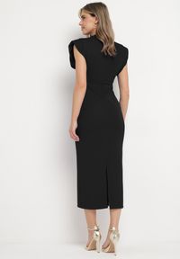 Born2be - Czarna Dopasowana Sukienka z Krótkim Rękawem i Poduszkami na Ramionach z Rozcięciem Fionella. Kolor: czarny. Długość rękawa: krótki rękaw. Styl: elegancki #4