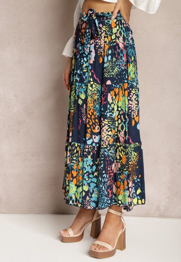 Renee - Granatowa Spódnica z Wiskozy z Gumką w Pasie Ozdobiona Abstrakcyjnym Printem Bimella. Okazja: na co dzień. Kolor: niebieski. Materiał: wiskoza. Wzór: nadruk, aplikacja. Styl: casual