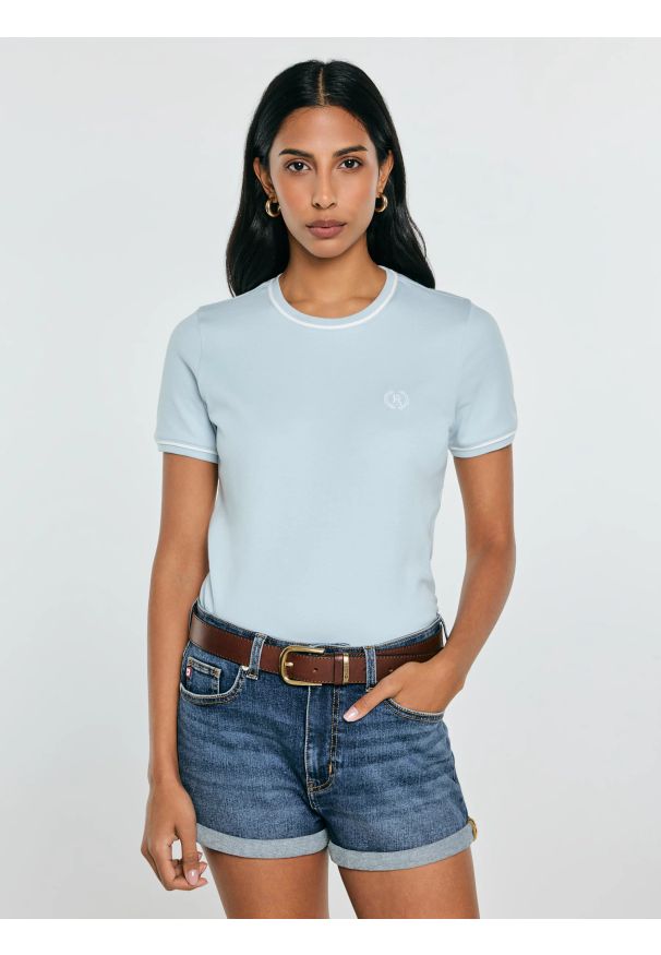 Big-Star - Koszulka damska z kontrastowym wykoŅczeniem jasnoniebieska Lemoure 400. Okazja: na co dzień. Kolor: niebieski. Materiał: dzianina, skóra, materiał. Długość rękawa: krótki rękaw. Wzór: geometria, haft, gładki. Styl: casual, klasyczny, elegancki