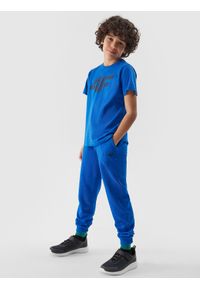 4F JUNIOR - Spodnie dresowe joggery chłopięce - kobaltowe. Okazja: na co dzień. Kolor: niebieski. Materiał: dresówka. Wzór: gładki, ze splotem. Styl: casual, sportowy