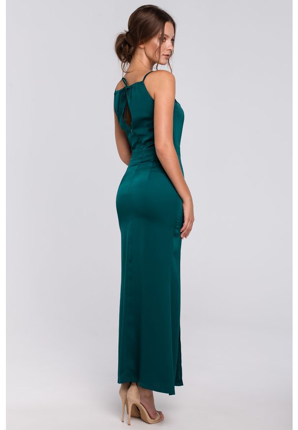 Sukienki.shop - Długa sukienka wieczorowa na wesele błyszcząca halter neck zielona. Okazja: na wesele, na ślub cywilny. Typ kołnierza: dekolt halter. Kolor: zielony. Materiał: satyna. Styl: wizytowy. Długość: maxi