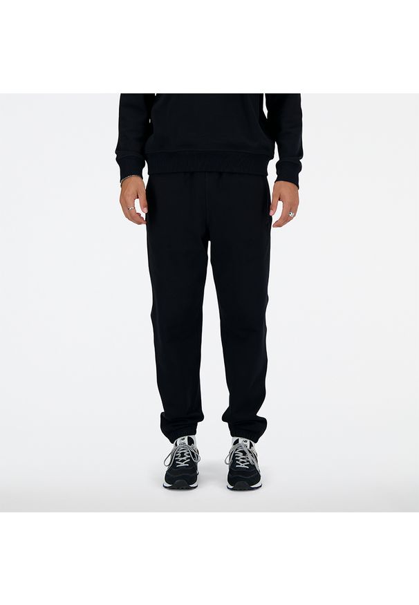 Spodnie męskie New Balance MP41508BK – czarne. Kolor: czarny. Materiał: bawełna, dresówka, tkanina