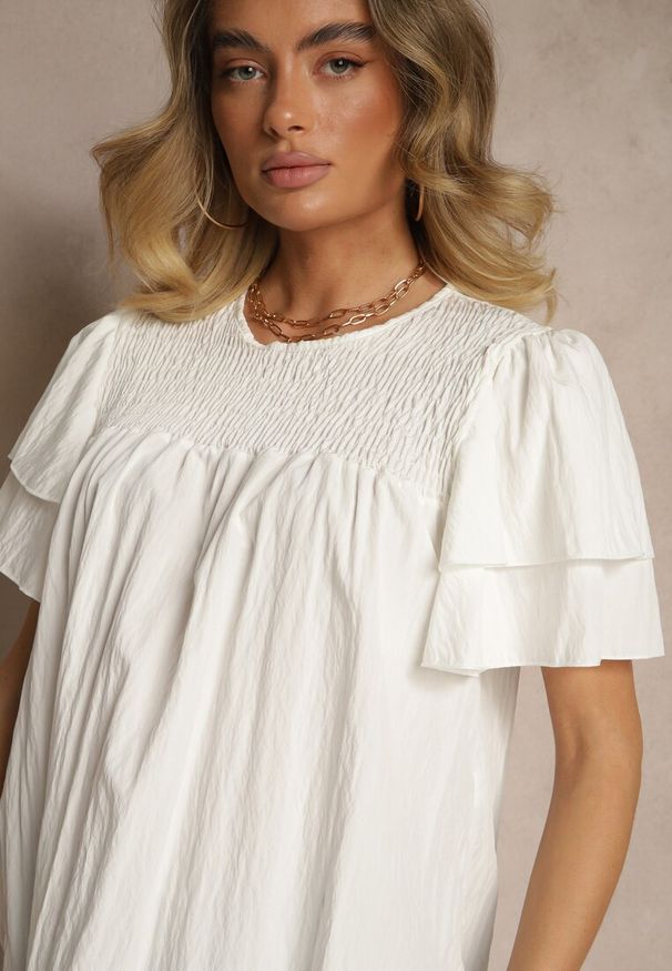 Renee - Biała Trapezowa Bluzka z Wiskozą Zdobiona Falbankami i Elastyczną Wstawką Mirlimi. Okazja: na co dzień. Typ kołnierza: kołnierz z falbankami. Kolor: biały. Materiał: wiskoza. Wzór: aplikacja. Styl: casual