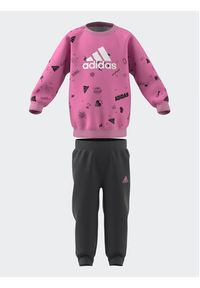 Adidas - adidas Komplet dresowy IA1560 Różowy Slim Fit. Kolor: różowy. Materiał: bawełna