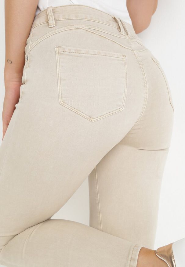 Born2be - Beżowe Jeansy Skinny z Regularnym Stanem Ingas. Kolor: beżowy. Długość: krótkie. Wzór: gładki