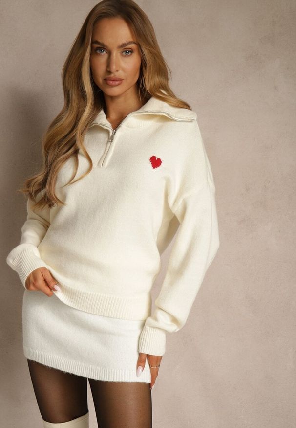 Renee - Biały Sweter z Wełną Wiskozą i Bawełną z Sercem Monisella. Kolor: biały. Materiał: wełna, bawełna, wiskoza