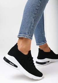 Born2be - Czarne Buty Sportowe Amathousa. Zapięcie: bez zapięcia. Kolor: czarny. Materiał: materiał. Szerokość cholewki: normalna. Wzór: aplikacja