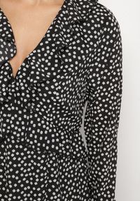 Born2be - Czarna Rozkloszowana Sukienka VICES z Falbankami Ativita. Okazja: na co dzień, do pracy, na spotkanie biznesowe. Typ kołnierza: kołnierz z falbankami. Kolor: czarny. Styl: biznesowy, casual, elegancki #6