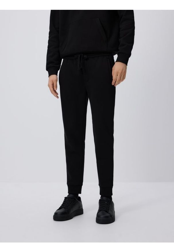 Reserved - Spodnie dresowe slim fit - czarny. Kolor: czarny. Materiał: dresówka