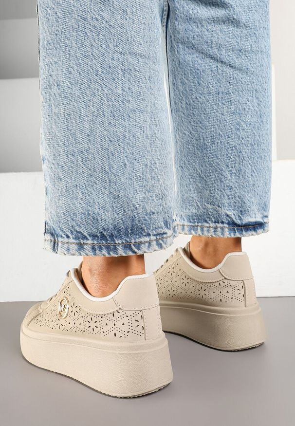 Born2be - Beżowe Sneakersy na Platformie Zdobione Ażurową Perforacją i Aplikacją Camioria. Okazja: na co dzień. Kolor: beżowy. Materiał: jeans. Wzór: ażurowy, aplikacja. Obcas: na platformie