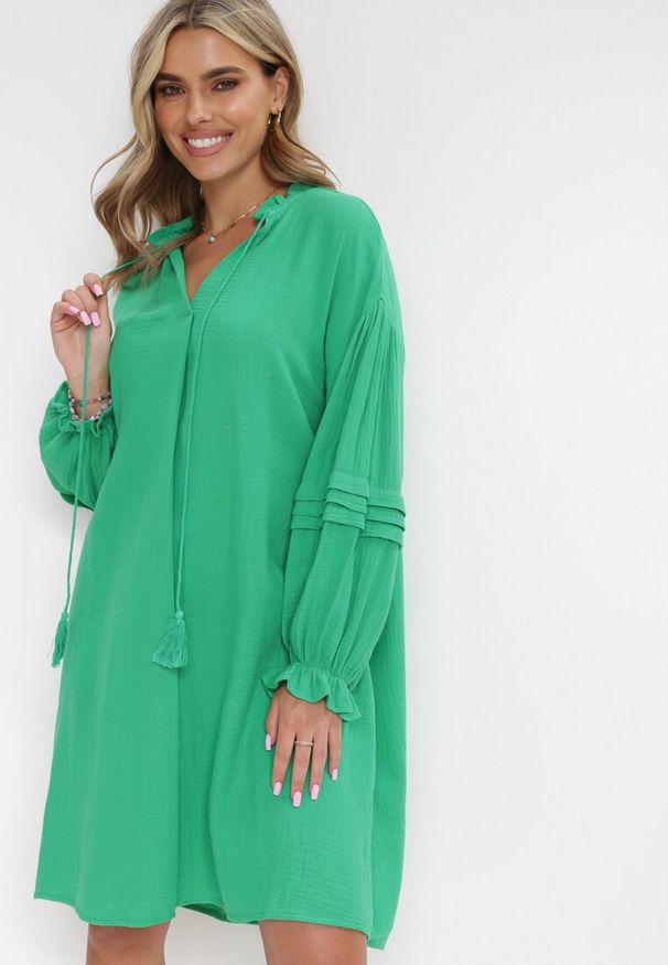 Born2be - Zielona Bawełniana Sukienka Mini z Ozdobnym Wiązaniem i Przeszyciami na Rękawach Anla. Kolor: zielony. Materiał: bawełna. Długość rękawa: długi rękaw. Typ sukienki: trapezowe. Długość: mini