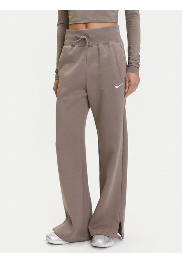 Nike Spodnie dresowe Phoenix DQ5615 Brązowy Regular Fit. Kolor: brązowy. Materiał: bawełna