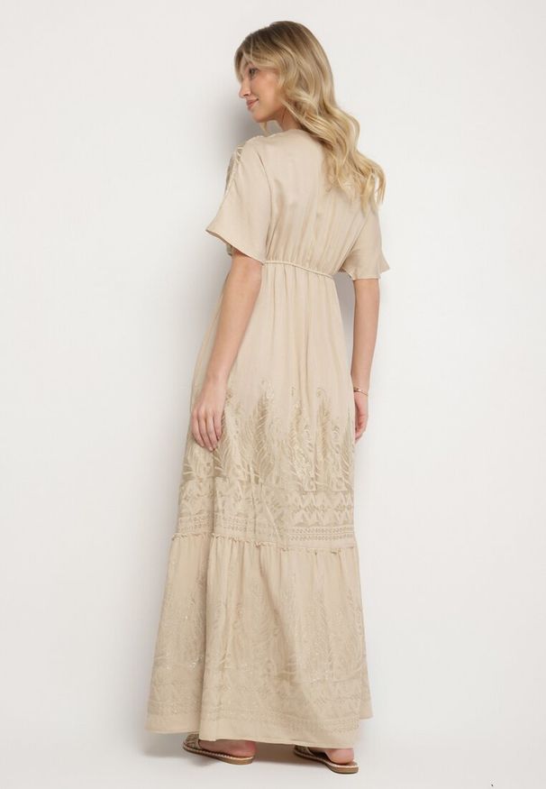 Born2be - Beżowa Kopertowa Sukienka z Wiskozy Ozdobiona Frędzlami Redare. Okazja: na co dzień. Typ kołnierza: dekolt w serek. Kolor: beżowy. Materiał: wiskoza. Wzór: aplikacja. Typ sukienki: kopertowe. Styl: casual, klasyczny, boho